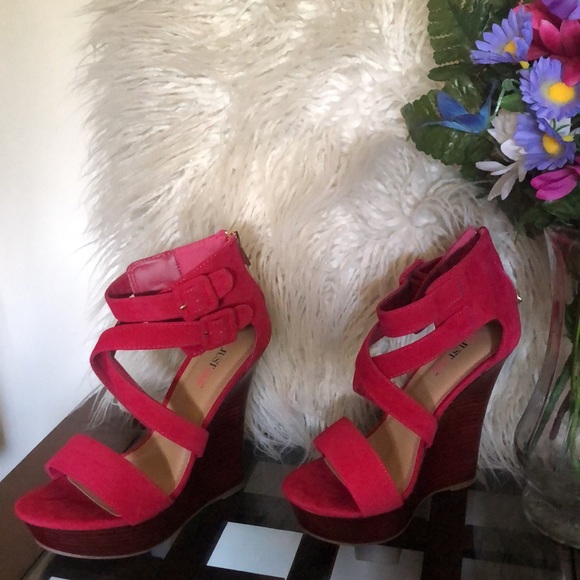 Women’s Fuchsia Wedge Strap Sandals - Picture 9 of 12